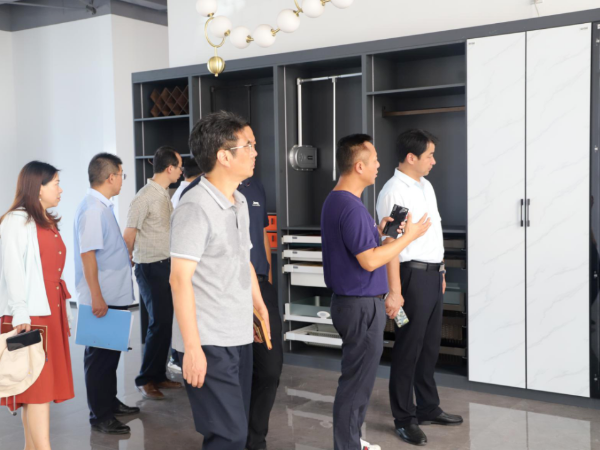 谷里街道領導赴美誠鋁業(yè)調(diào)研新產(chǎn)業(yè)發(fā)展情況